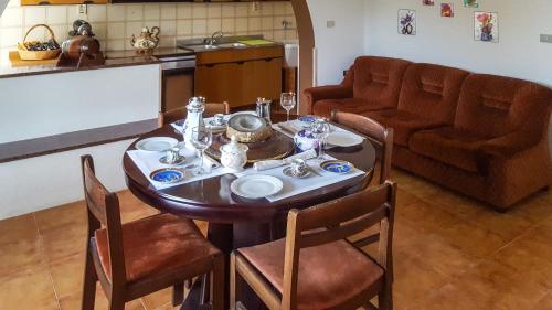 ein Esszimmer mit einem Tisch und Stühlen sowie eine Küche in der Unterkunft Natural House in Briatico
