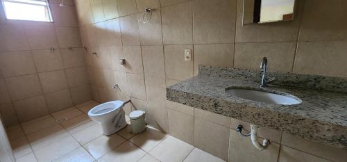 a bathroom with a sink and a toilet at Fazenda Araras Eco Turismo - Acesso ilimitado a Cachoeira Araras in Pirenópolis