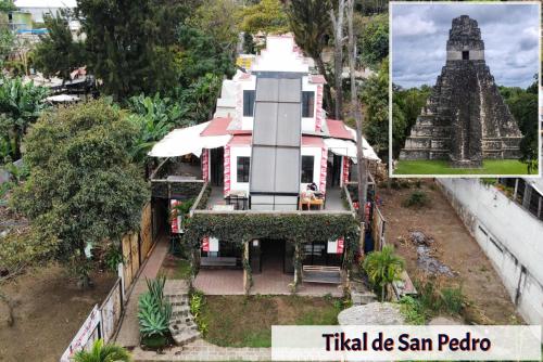 eine Luftansicht eines Hauses in einem Tempel in der Unterkunft Gran Colibrí in San Pedro La Laguna