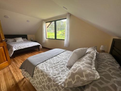 Un dormitorio con una cama grande y una ventana en Villa_angelita, 