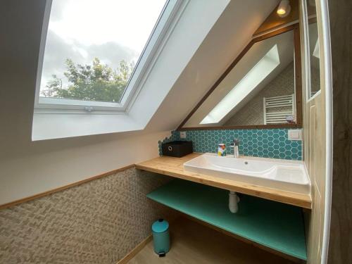 uma casa de banho com um lavatório e uma janela em Maison Sarzeau, 3 pièces, 4 personnes - FR-1-639-106 em Sarzeau