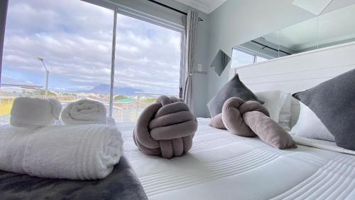 un dormitorio con una cama con animales de peluche en Kwaaamiii, en Ciudad del Cabo