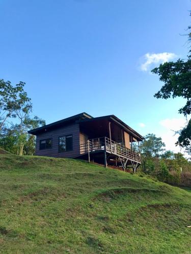 uma casa no topo de uma colina relvada em Ceibo Lodge 