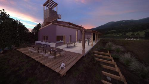 eine Einrichtung eines Hauses mit einer Holzterrasse in der Unterkunft Casona Saint Paul in Tapalpa