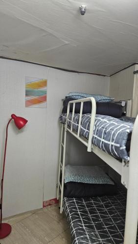 Bunk bed o mga bunk bed sa kuwarto sa Hub House livingtel