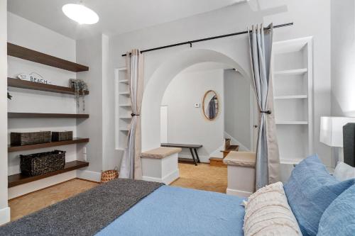 ein Schlafzimmer mit einem Bett und einen Flur mit Regalen in der Unterkunft Design House at Linden Hills in Minneapolis
