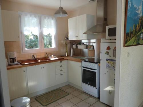 Photo de la galerie de l'établissement Maison proche forêt & plage avec terrasse, BBQ & parking - FR-1-194-12, à La Tranche-sur-Mer