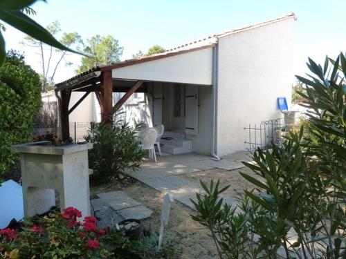 Photo de la galerie de l'établissement Maison proche forêt & plage avec terrasse, BBQ & parking - FR-1-194-12, à La Tranche-sur-Mer