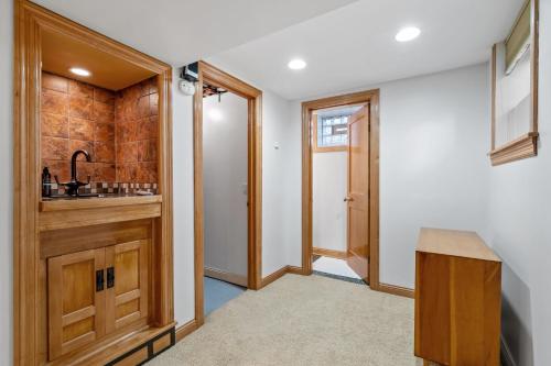een badkamer met een wastafel en een toilet in een kamer bij Hygge House in Minneapolis