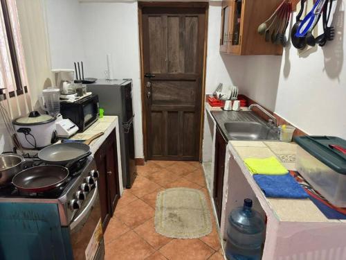 uma pequena cozinha com um fogão e um lavatório em Apartamento Nilxon em Granada