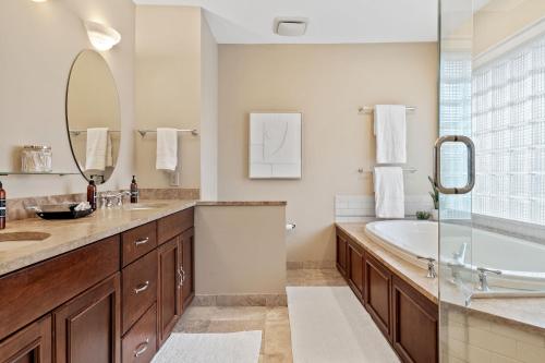 een badkamer met een bad en een wastafel bij Sapphire Estate in Minneapolis