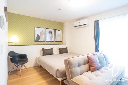 1 dormitorio con 1 cama y 1 sofá en WeeklyHouse Silto Crete - Vacation STAY 61955v en Otsu