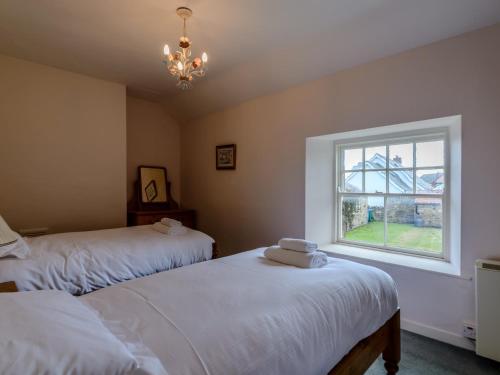sypialnia z 2 łóżkami i oknem w obiekcie 2 Bed in Beadnell 66483 w mieście Beadnell
