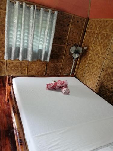 Bett mit Handtuch auf dem Zimmer in der Unterkunft Villa Tabitha in Panglao