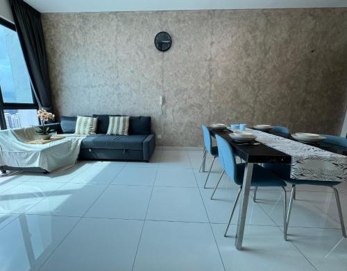 sala de estar con sofá azul y mesa en Greenfield Residence Sunway Subang 9Pax 3R2B with Internet, en Petaling Jaya