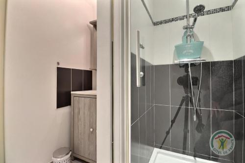 La salle de bains est pourvue d'une douche en verre. dans l'établissement Les etangs, à Liffré