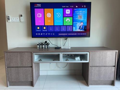 TV a/nebo společenská místnost v ubytování Greenfield A Residence Sunway Subang 10 Pax 3R2B with Internet