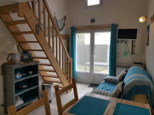 Cette chambre dispose d'un escalier, d'un lit et d'une fenêtre. dans l'établissement Maisonnette 4 pers. près plage, piscine et parking - FR-1-194-260, à La Tranche-sur-Mer