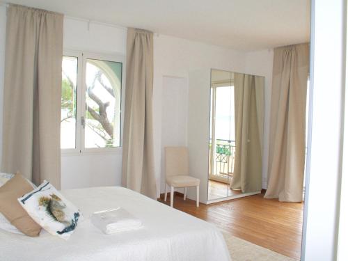 Tempat tidur dalam kamar di Villa Sainte-Maxime, 7 pièces, 12 personnes - FR-1-780-3