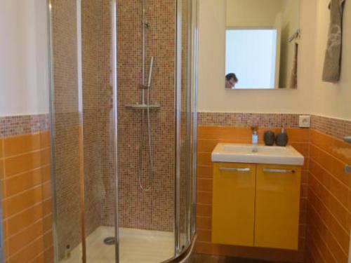 Koupelna v ubytování Villa 5 pièces et appart. 2 pièces clim., piscine privée, pour 10-12 pers., vue mer - FR-1-780-3