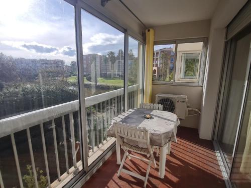 Studio climatisé avec parking et balcon, proche plage à Sainte-Maxime
