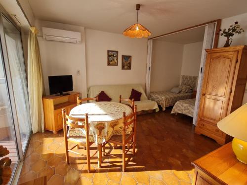 Studio climatisé avec parking et balcon, proche plage à Sainte-Maxime