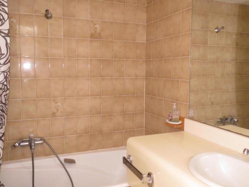 une salle de bain avec une baignoire et un lavabo dans l'établissement Appartement 4 pièces, superbe vue mer, piscine, parking, animaux admis, Sainte-Maxime - FR-1-780-6, à Sainte-Maxime