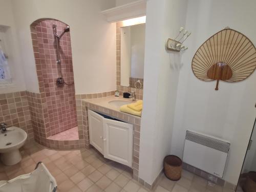 une salle de bain avec un lavabo et une douche dans l'établissement Villa 6 pièces climatisée avec piscine privée à Grimaud - FR-1-780-10, à Grimaud