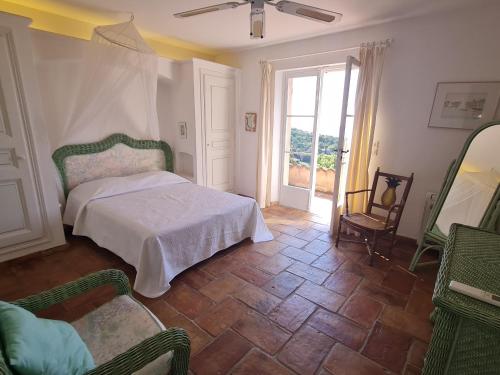 ein Schlafzimmer mit einem Bett und einem großen Fenster in der Unterkunft Villa Grimaud, 6 pièces, 10 personnes - FR-1-780-10 in Grimaud