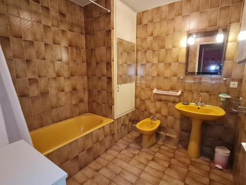 ein Badezimmer mit einem Waschbecken, einem WC und einer Badewanne in der Unterkunft Appartement Sainte-Maxime, 2 pièces, 4 personnes - FR-1-780-18 in Sainte-Maxime