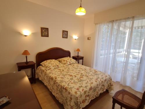une chambre avec un lit et une grande fenêtre dans l'établissement Appartement T2 calme avec parking, balcon, proche centre-ville et plage à Sainte-Maxime - FR-1-780-22, à Sainte-Maxime