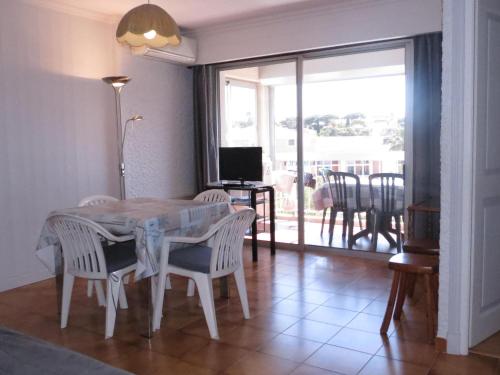 une salle à manger avec une table et des chaises et un balcon dans l'établissement Appartement climatisé 2 pièces, près des plages et commerces, centre de Sainte-Maxime - FR-1-780-19, à Sainte-Maxime