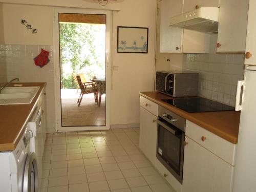 Il comprend une cuisine équipée d'un évier et d'un four micro-ondes. dans l'établissement Maison 4 pièces avec piscines à 250m des plages, 1km du centre-ville, Wi-Fi, animaux acceptés - FR-1-780-13, à Sainte-Maxime
