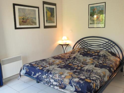 une chambre avec un lit avec une couette dessus dans l'établissement Maison 4 pièces avec piscines à 250m des plages, 1km du centre-ville, Wi-Fi, animaux acceptés - FR-1-780-13, à Sainte-Maxime