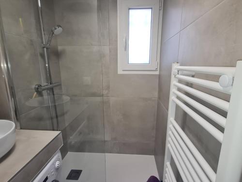 une salle de bain avec douche et lavabo dans l'établissement Appartement 3 pièces, clim, piscine, parking à Sainte-Maxime - FR-1-780-24, à Sainte-Maxime
