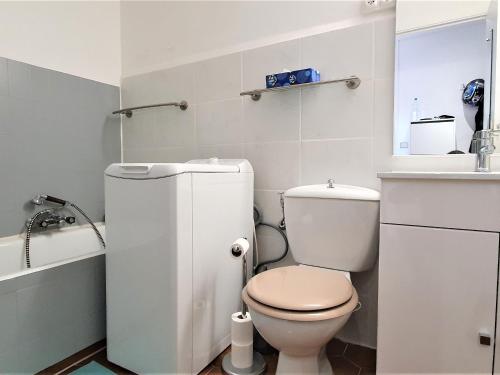 bagno bianco con servizi igienici e lavandino di Appartement Sainte-Maxime, 1 pièce, 2 personnes - FR-1-780-37 a Sainte-Maxime