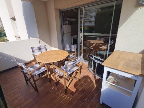 un patio avec une table et des chaises sur un balcon dans l'établissement Studio Coin-Nuit avec Parking au Centre de Sainte-Maxime, Golfe de St-Tropez - FR-1-780-41, à Sainte-Maxime
