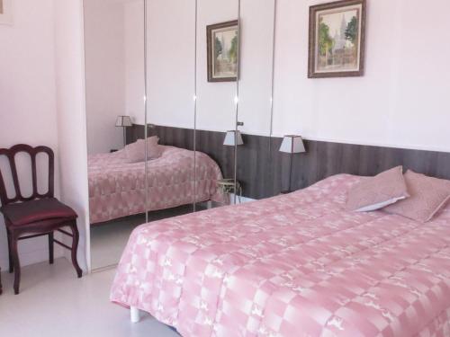 une chambre avec un lit, une chaise et un miroir dans l'établissement Appartement 2P avec climatisation, piscine et parking au centre-ville de Sainte-Maxime - FR-1-780-47, à Sainte-Maxime