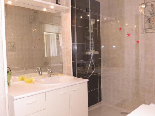 une salle de bain avec un lavabo et une douche dans l'établissement Appartement 2P avec climatisation, piscine et parking au centre-ville de Sainte-Maxime - FR-1-780-47, à Sainte-Maxime