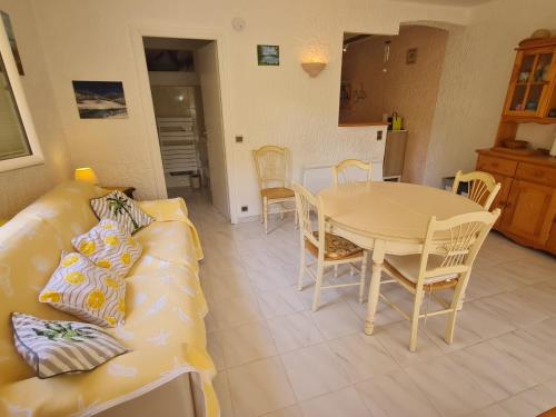 un salon avec un canapé et une table dans l'établissement Sublime 2 Pièces avec Clim, Terrasse, Piscine et Parking Privé, Proche Plages et Commerces à Sainte-Maxime - FR-1-780-20, à Sainte-Maxime