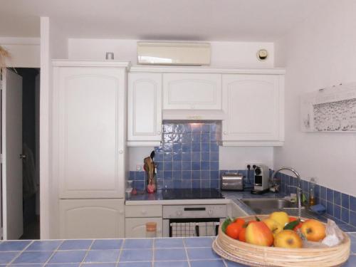 Photo de la galerie de l'établissement Appartement 4 pièces climatisé, piscine, accès plage, 6 pers, Saint-Maxime - FR-1-780-25, à Sainte-Maxime