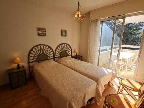 une chambre avec un lit et une grande fenêtre dans l'établissement Appartement 2P avec parking, proche plage et commerces - Sainte-Maxime - FR-1-780-46, à Sainte-Maxime
