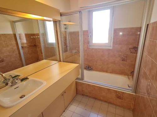une salle de bain avec un lavabo et une douche dans l'établissement Appartement 2P avec parking, proche plage et commerces - Sainte-Maxime - FR-1-780-46, à Sainte-Maxime