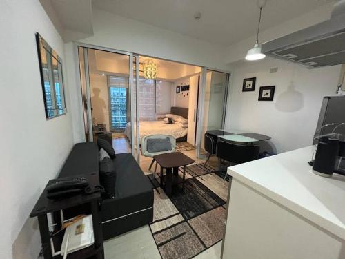 een kamer met een keuken en een slaapkamer met een bed bij Azure Urban Resort a12 Wavepool near mall airport in Manilla