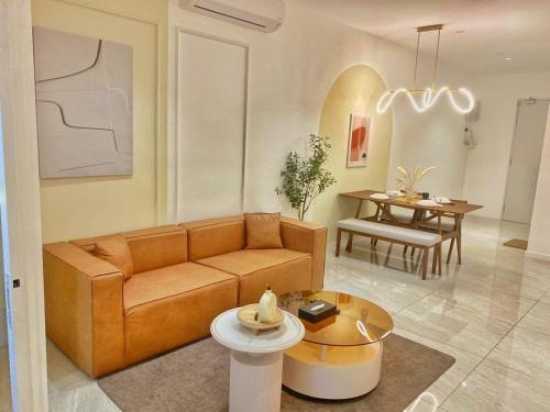 吉隆坡的住宿－Lila Suites Quill Residences Klcc，客厅配有沙发和桌子