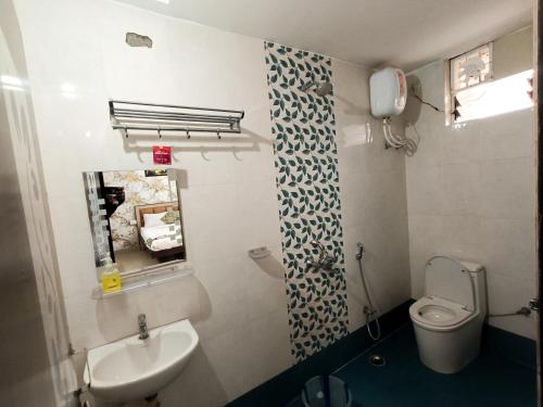 a bathroom with a toilet and a sink at StayVilla Royal Executive Rooms in Rānchī