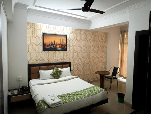a bedroom with a bed and a painting on the wall at StayVilla Royal Executive Rooms in Rānchī