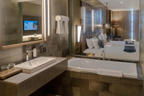 Koupelna v ubytování Wyndham Tamansari Jivva Resort Bali