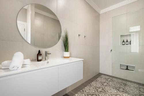 uma casa de banho branca com um lavatório e um espelho em Sanlor Suite 2 - Luxury, Comfort & Style em Orange