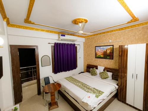 a bedroom with a bed and a window at StayVilla Royal Executive Rooms in Rānchī